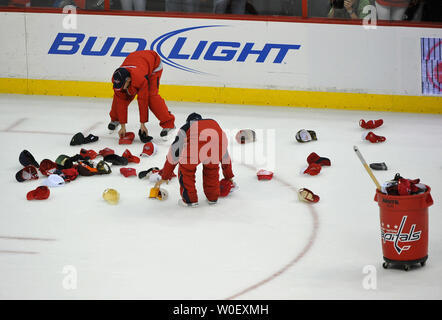 Les membres du personnel des Capitals de Washington pick up chapeaux que fans se jeta sur la glace après qu'Alexander Ovechkin a inscrit son troisième but de la nuit contre les Penguins de Pittsburgh au cours de la troisième période à la Verizon Center à Washington le 4 mai 2009. Les Capitales défait les Penguins 4-3. (UPI Photo/Kevin Dietsch) Banque D'Images