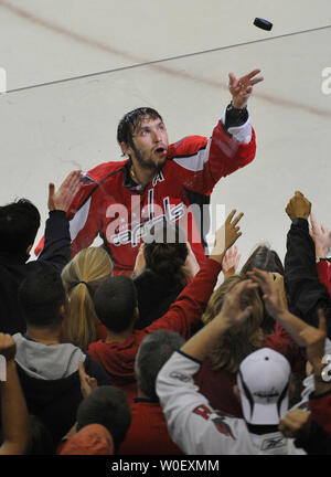 Des Capitals de Washington Alexander Ovechkin jette une rondelle pour les fans après avoir obtenu le MVP du match, après les capitales défait les Penguins de Pittsburgh 4-3 au Verizon Center à Washington le 4 mai 2009. (UPI Photo/Kevin Dietsch) Banque D'Images