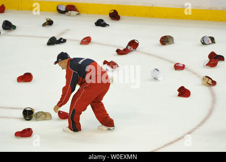 Un membre du personnel des Capitals de Washington pick up chapeaux que fans se jeta sur la glace après qu'Alexander Ovechkin a inscrit son troisième but de la nuit contre les Penguins de Pittsburgh au cours de la troisième période à la Verizon Center à Washington le 4 mai 2009. Les Capitales défait les Penguins 4-3. (UPI Photo/Kevin Dietsch) Banque D'Images