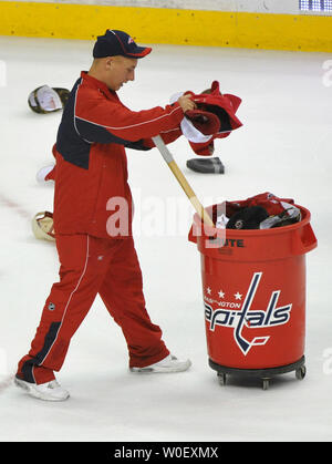 Un membre du personnel des Capitals de Washington pick up chapeaux que fans se jeta sur la glace après qu'Alexander Ovechkin a inscrit son troisième but de la nuit contre les Penguins de Pittsburgh au cours de la troisième période à la Verizon Center à Washington le 4 mai 2009. Les Capitales défait les Penguins 4-3. (UPI Photo/Kevin Dietsch) Banque D'Images