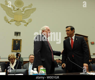 Président et chef de la direction de l'AIG Edward Liddy (L) parle avec Rempl. Darrell Issa, R-CA, avant de déposer devant la Chambre du Comité de surveillance et la réforme du gouvernement sur la colline du Capitole à Washington le 13 mai 2009. Liddy discuté America International Group (AIG) situation financière. (Photo d'UPI/Roger L. Wollenberg) Banque D'Images