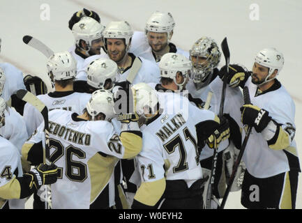 Le gardien Marc-andré Fleury des Penguins de Pittsburgh est félicité par ses coéquipiers après les pingouins défait les Capitals de Washington 6-2 en Match 7 de leur série éliminatoire de la LNH au Verizon Center à Washington, DC Le 13 mai 2009. (Photo d'UPI/Pat Benic) Banque D'Images