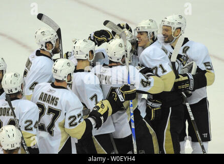 Le gardien Marc-andré Fleury des Penguins de Pittsburgh est félicité par ses coéquipiers après les pingouins défait les Capitals de Washington 6-2 en Match 7 de leur série éliminatoire de la LNH au Verizon Center à Washington, DC Le 13 mai 2009. (Photo d'UPI/Pat Benic) Banque D'Images