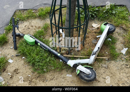 Escooter vandalisés dans la rue Paris - France Banque D'Images