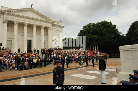 Le président des États-Unis, Barack Obama tient sa main sur son cœur comme les robinets sont joué après avoir déposé une gerbe sur la Tombe du Soldat inconnu au cimetière national d'Arlington sur Memorial Day, le 25 mai 2009. (Photo d'UPI/Roger L. Wollenberg) Banque D'Images