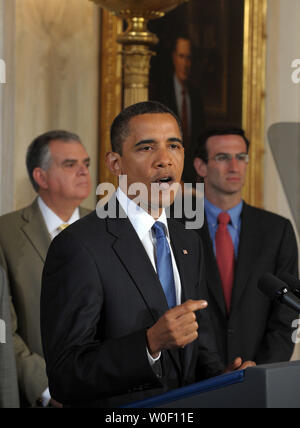 Le président américain Barack Obama, soutenu par les membres de son administration, traite de la déclaration de faillite de General Motors (GM) dans le Grand Hall de la Maison Blanche à Washington le 1 juin 2009. À gauche est secrétaire des Transports, Ray LaHood, à droite, l'Office of Management and Budget Directeur Peter R. Orszag ; derrière eux se bloque un portrait de l'ancien président George H. W. Bush. (Photo d'UPI/Roger L. Wollenberg) Banque D'Images