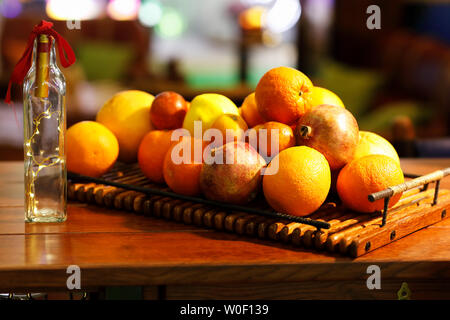 Divers fruits sur le plateau en bois focus sélectif. Banque D'Images