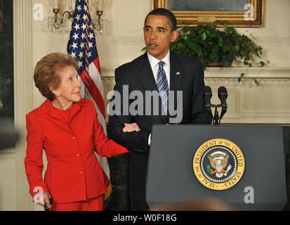 Allocution du Président Barack Obama aux côtés de l'ancienne Première dame Nancy Reagan avant de signer la Loi sur la Commission du centenaire de Ronald Reagan, à la Maison Blanche à Washington le 2 juin 2009. (UPI Photo/Kevin Dietsch) Banque D'Images