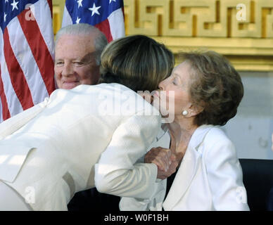 Le président de la Chambre Nancy Pelosi (D-CA) (C) l'embrasse l'ancienne Première dame Nancy Reagan, comme James A. Baker, Maison Blanche, Chef de Cabinet de l'ancien président américain Ronald Reagan, regarde, lors d'une cérémonie de dévoilement de la statue de l'ancien président américain Ronald Reagan dans la rotonde du Capitole des États-Unis à Washington le 3 juin 2009. La statue fera partie de la National Statuary Hall Collection. (Photo d'UPI/Alexis C. Glenn) Banque D'Images