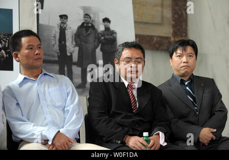 Yu Zhijian, Lu Decheng et Yu Dongyue (G à D) s'asseoir en face de leur photo de la place Tiananmen pendant un événement pour commémorer le 20e anniversaire de la répression de la place Tiananmen en Chine contre les étudiants pro-démocratie et des manifestants à Washington le 4 juin 2009. Surnommé le 'Trois héros de Tiananmen, ils ont jeté des oeufs remplis de colorant sur le portrait du président Mao suspendu dans le carré. Ils ont passé 11 ans, 17 ans et 8 ans, 8 mois de prison respectivement. (Photo d'UPI/Roger L. Wollenberg) Banque D'Images