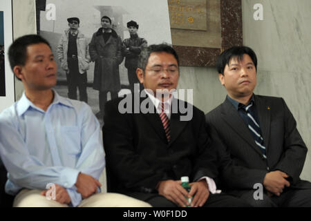 Yu Zhijian, Lu Decheng et Yu Dongyue (G à D) s'asseoir en face de leur photo de la place Tiananmen pendant un événement pour commémorer le 20e anniversaire de la répression de la place Tiananmen en Chine contre les étudiants pro-démocratie et des manifestants à Washington le 4 juin 2009. Surnommé le 'Trois héros de Tiananmen, ils ont jeté des oeufs remplis de colorant sur le portrait du président Mao suspendu dans le carré. Ils ont passé 11 ans, 17 ans et 8 ans, 8 mois de prison respectivement. (Photo d'UPI/Roger L. Wollenberg) Banque D'Images