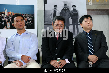 Yu Zhijian, Lu Decheng et Yu Dongyue (G à D) s'asseoir en face de leur photo de la place Tiananmen pendant un événement pour commémorer le 20e anniversaire de la répression de la place Tiananmen en Chine contre les étudiants pro-démocratie et des manifestants à Washington le 4 juin 2009. Surnommé le 'Trois héros de Tiananmen, ils ont jeté des oeufs remplis de colorant sur le portrait du président Mao suspendu dans le carré. Ils ont passé 11 ans, 17 ans et 8 ans, 8 mois de prison respectivement. (Photo d'UPI/Roger L. Wollenberg) Banque D'Images