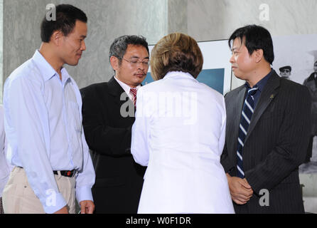 Yu Zhijian, Lu Decheng et Yu Dongyue (G à D) sont accueillis par le président de la Chambre Nancy Pelosi, D-CA, lors d'un événement pour commémorer le 20e anniversaire de la répression de la place Tiananmen en Chine contre les étudiants pro-démocratie et des manifestants à Washington le 4 juin 2009. Surnommé le 'Trois héros de Tiananmen, ils ont jeté des oeufs remplis de colorant sur le portrait du président Mao suspendu dans le carré. Ils ont passé 11 ans, 17 ans et 8 ans, 8 mois de prison respectivement. (Photo d'UPI/Roger L. Wollenberg) Banque D'Images