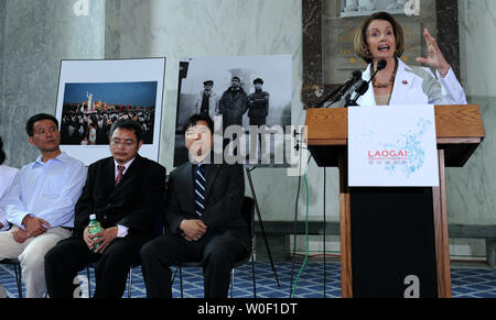 Yu Zhijian, Lu Decheng et Yu Dongyue (G à D) écouter en tant que président de la Chambre Nancy Pelosi, D-CA, prend la parole lors d'un événement pour commémorer le 20e anniversaire de la répression de la place Tiananmen en Chine contre les étudiants pro-démocratie et des manifestants à Washington le 4 juin 2009. Surnommé le 'Trois héros de Tiananmen, ils ont jeté des oeufs remplis de colorant sur le portrait du président Mao suspendu dans le carré. Ils ont passé 11 ans, 17 ans et 8 ans, 8 mois de prison respectivement. (Photo d'UPI/Roger L. Wollenberg) Banque D'Images