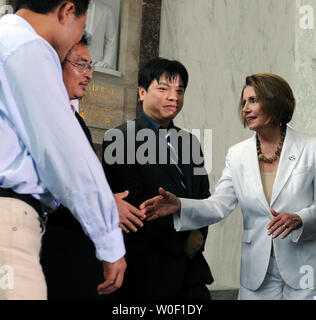 Yu Zhijian, Lu Decheng et Yu Dongyue (G à D) sont accueillis par le président de la Chambre Nancy Pelosi, D-CA, lors d'un événement pour commémorer le 20e anniversaire de la répression de la place Tiananmen en Chine contre les étudiants pro-démocratie et des manifestants à Washington le 4 juin 2009. Surnommé le 'Trois héros de Tiananmen, ils ont jeté des oeufs remplis de colorant sur le portrait du président Mao suspendu dans le carré. Ils ont passé 11 ans, 17 ans et 8 ans, 8 mois de prison respectivement. (Photo d'UPI/Roger L. Wollenberg) Banque D'Images