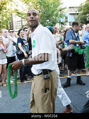 District de Columbia Mayor Adrian Fenty perles lance à la foule lors de la Parade de la fierté de la capitale de 2009 à Washington le 13 juin 2009. (Photo d'UPI/Alexis C. Glenn) Banque D'Images