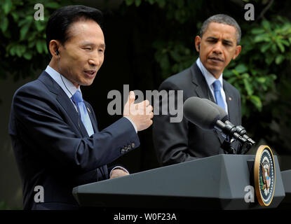 Le président Barack Obama (R) est à l'écoute de remarques de la Corée du Sud, le président Lee Myung-bak en tant qu'ils assistent à une conférence de presse dans la roseraie de la Maison Blanche, le 16 juin 2009, à Washington. Les dirigeants ont discuté de la question du programme nucléaire de la Corée du Nord, les questions commerciales et l'économie mondiale. ( Photo UPI/Mike Theiler) Banque D'Images