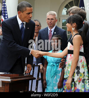 Le président américain Barack Obama serre la main de Hoai-Nam Bui Ngoc de la Campaign for Tobacco Free Kids (14 ans) après la signature de la famille et de prévention du tabagisme de l'usage du tabac dans la roseraie de la Maison Blanche à Washington le 22 juin 2009. (Photo d'UPI/Roger L. Wollenberg) Banque D'Images