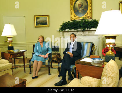 Le président Barack Obama rencontre la Présidente du Chili Michelle Bachelet dans le bureau ovale à la Maison Blanche à Washington le 23 juin 2009. (UPI Photo/Kevin Dietsch) Banque D'Images