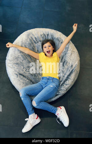 Fille sur un pouf Banque D'Images