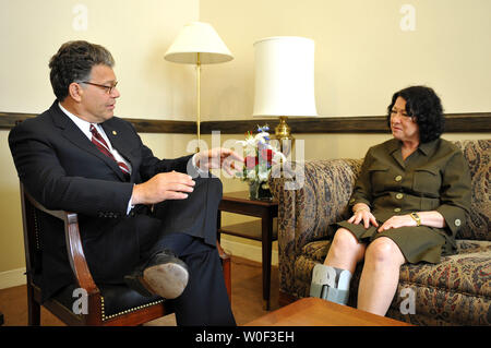 Un candidat à la Cour suprême Sonia Sotomayor (R) rencontre avec le sénateur Al Franken (D-MN) dans son bureau sur la colline du Capitole à Washington le 9 juillet 2009. L'audience de confirmation Sotomayor commencera la semaine prochaine. (UPI Photo/Kevin Dietsch) Banque D'Images