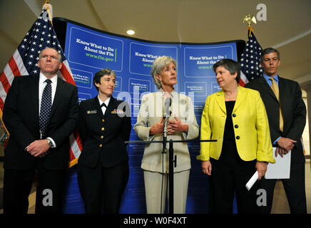 La santé et des Services Secrétaire Kathleen (C) parle sur le virus H1N1 d'après les membres du congrès sur le plan du gouvernement pour la prochaine saison de la grippe, sur la colline du Capitole à Washington le 23 juillet 2009. Sebelius a été rejoint par, de gauche à droite, White House Homeland Security Advisor John Brennan, Directeur des Centers for Disease Control, Centre National de l'immunisation et des maladies respiratoires Anne Schuchat, le secrétaire à la sécurité intérieure, Janet Napolitano, et le ministre de l'éducation Arne Duncan. (UPI Photo/Kevin Dietsch) Banque D'Images