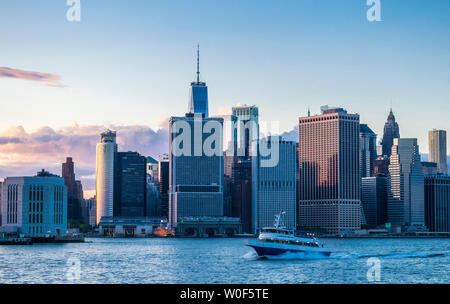 USA, New York, Manhattan, vue sur la skyline de Jersey City Banque D'Images