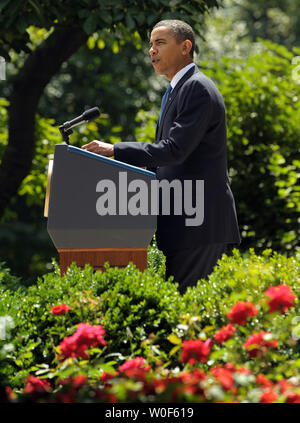 Le président américain Barack Obama parle de l'économie dans la roseraie de la Maison Blanche le 7 août 2009. Obama a noté le taux de chômage a baissé à 9,4 p. 100 en juillet, de 9,5  % en juin, un signe que les pertes économiques sont en train de ralentir. UPI/Roger L. Wollenberg Banque D'Images
