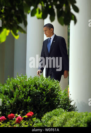 Le président des États-Unis, Barack Obama arrive pour discuter de l'économie dans la roseraie de la Maison Blanche le 7 août 2009. Obama a noté le taux de chômage a baissé à 9,4 p. 100 en juillet, de 9,5  % en juin, un signe que les pertes économiques sont en train de ralentir. UPI/Roger L. Wollenberg Banque D'Images