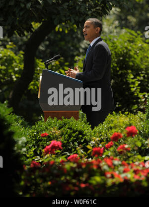 Le président américain Barack Obama parle de l'économie dans la roseraie de la Maison Blanche le 7 août 2009. Obama a noté le taux de chômage a baissé à 9,4 p. 100 en juillet, de 9,5  % en juin, un signe que les pertes économiques sont en train de ralentir. UPI/Roger L. Wollenberg Banque D'Images