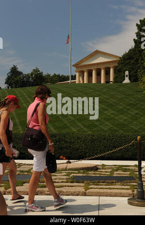 Les visiteurs voir les tombes du Président John F. Kennedy et de Jacqueline Kennedy Onassis en face de la flamme éternelle au cimetière national d'Arlington à Arlington, Virginie, le 11 août 2009. Derrière la tombe est Arlington House, Robert E. Lee's home, où le drapeau flotte à la moitié du personnel. Eunice Kennedy Shriver, sœur du Président Kennedy et fondateur des Jeux Olympiques spéciaux, est mort aujourd'hui à l'âge de 88 ans. UPI/Roger L. Wollenberg Banque D'Images