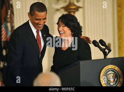 Le président des États-Unis, Barack Obama, embrasse la Cour suprême Sonia Sotomayor après une cérémonie de bienvenue à la Maison Blanche à Washington le 12 août 2009. UPI/Kevin Dietsch Banque D'Images