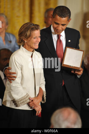 Kara Kennedy accepte la médaille présidentielle de la liberté, décerné à son père le sénateur Edward Kennedy (D-MA), du président américain Barack Obama, à la Maison Blanche à Washington le 12 août 2009. UPI/Kevin Dietsch Banque D'Images