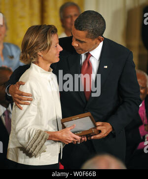 Kara Kennedy accepte la médaille présidentielle de la liberté, décerné à son père le sénateur Edward Kennedy (D-MA), du président américain Barack Obama, à la Maison Blanche à Washington le 12 août 2009. UPI/Kevin Dietsch Banque D'Images