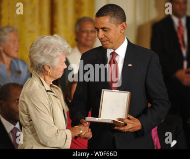 Joanne Kemp accepte la médaille présidentielle de la liberté, décerné à son mari Jack Kemp, du président américain Barack Obama, à la Maison Blanche à Washington le 12 août 2009. UPI/Kevin Dietsch Banque D'Images