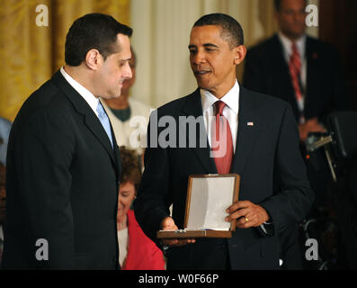 Lait Stuart accepte la médaille présidentielle de la liberté, décerné à son défunt oncle Harvey Milk , entre le président Barack Obama, à la Maison Blanche à Washington le 12 août 2009. UPI/Kevin Dietsch Banque D'Images