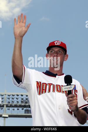 Stephen Strasburg, le premier choix dans les 2009 joueurs de première année, les vagues après qu'il a été introduit en tant que nouveau membre de la Washington Nationals au Championnat National Park à Washington le 21 août 2009. UPI/Alexis C. Glenn Banque D'Images