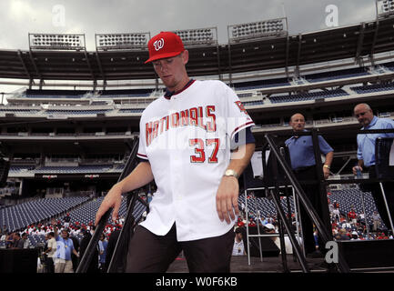 Stephen Strasburg, le premier choix dans les 2009 joueurs de première année, quitte après qu'il a été introduit en tant que nouveau membre de la Washington Nationals au Championnat National Park à Washington le 21 août 2009. UPI/Alexis C. Glenn Banque D'Images