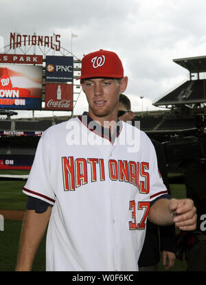 Stephen Strasburg, le premier choix dans les 2009 joueurs de première année, quitte après qu'il a été introduit en tant que nouveau membre de la Washington Nationals au Championnat National Park à Washington le 21 août 2009. UPI/Alexis C. Glenn Banque D'Images