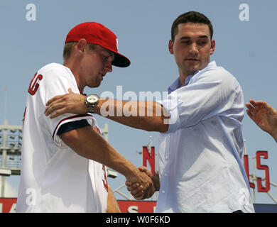 Stephen Strasburg (L), le premier choix dans la MLB 2009 Des joueurs de première année, serre la main avec les nationaux de troisième but Ryan Zimmerman après qu'il a été introduit en tant que nouveau membre de la Washington Nationals au Championnat National Park à Washington le 21 août 2009. UPI/Alexis C. Glenn Banque D'Images