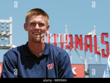 Stephen Strasburg, le premier choix dans la MLB 2009 Des joueurs de première année, est présenté en tant que nouveau membre de la Washington Nationals au Championnat National Park à Washington le 21 août 2009. UPI/Alexis C. Glenn Banque D'Images