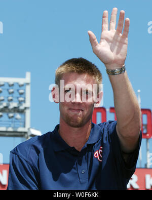 Stephen Strasburg, le premier choix dans la MLB 2009 Des joueurs de première année, est présenté en tant que nouveau membre de la Washington Nationals au Championnat National Park à Washington le 21 août 2009. UPI/Alexis C. Glenn Banque D'Images