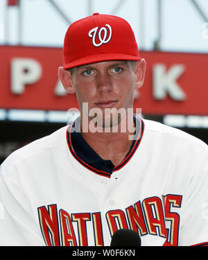 Stephen Strasburg, le premier choix dans la MLB 2009 Des joueurs de première année, est présenté en tant que nouveau membre de la Washington Nationals au Championnat National Park à Washington le 21 août 2009. UPI/Alexis C. Glenn Banque D'Images