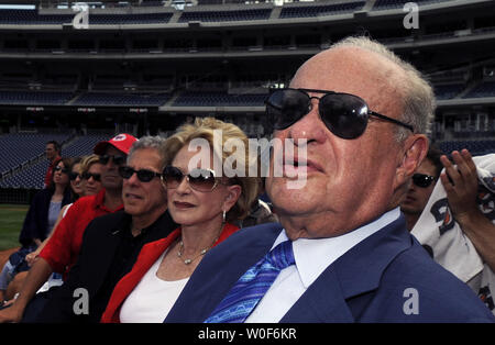 Nationals de Washington La gestion propriétaire Ted Lerner (R) et son épouse Annette regardez comme Stephen Strasburg, le premier choix dans la MLB 2009 Des joueurs de première année, est présenté en tant que nouveau membre de la nationalité des ressortissants au Park à Washington le 21 août 2009. UPI/Alexis C. Glenn Banque D'Images