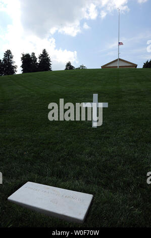 Le drapeau Américain vole à moitié personnel à Arlington House, la maison de Robert E. Lee, qui donne sur la tombe de Robert F. Kennedy à l'Arlington National Cemetery à Arlington, Virginie, le 26 août 2009. Son frère le sénateur Edward Kennedy, D-MA, est décédé dans le Massachusetts le 25 août. UPI/Roger L. Wollenberg Banque D'Images