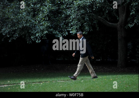 Le président Barack Obama fait son chemin à un Marine qu'il quitte la Maison Blanche pour Camp David, à Washington le 2 septembre 2009. UPI/Kevin Dietsch Banque D'Images
