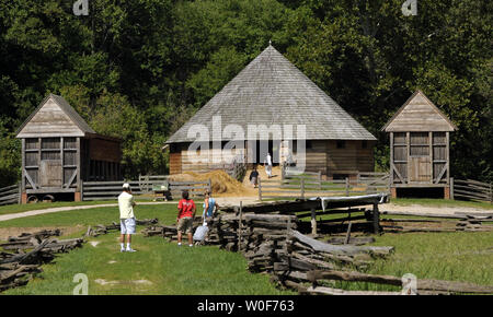 Les visiteurs voir le verso 16 Grange à George Washington's Mount Vernon Estate and Gardens à Mount Vernon, en Virginie, le 3 septembre 2009. La grange a été utilisée pour séparer le grain de l'ivraie. UPI/Roger L. Wollenberg Banque D'Images