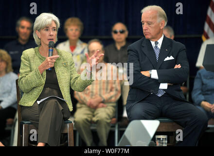 Le vice-président Joe Biden observe alors que la santé et des Services Kathleen Sebelius secrétaire parle à un groupe de personnes âgées sur la réforme des soins de santé à la collectivité de retraités du monde de loisirs à Silver Spring, Maryland le 23 septembre 2009. UPI/Kevin Dietsch Banque D'Images