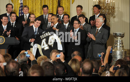 Le président des États-Unis, Barack Obama accepte un jersey de l'équipe du Capitaine Sidney Crosby comme il héberge la Ligue nationale de hockey 2009 champion de la Coupe Stanley les Penguins de Pittsburgh dans l'East Room de la Maison Blanche le 10 septembre 2009. UPI/Roger L. Wollenberg Banque D'Images