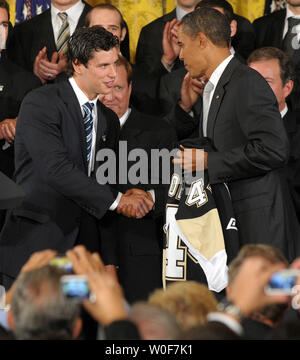 Le président des États-Unis, Barack Obama accepte un jersey de l'équipe du Capitaine Sidney Crosby comme il héberge la Ligue nationale de hockey 2009 champion de la Coupe Stanley les Penguins de Pittsburgh dans l'East Room de la Maison Blanche le 10 septembre 2009. UPI/Roger L. Wollenberg Banque D'Images